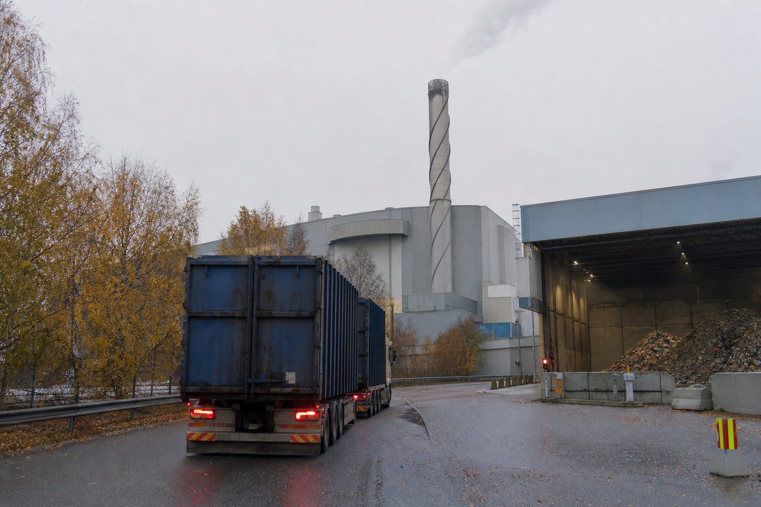 En lastebil med containere med restavfall kjører inn på et energigjenvinningsanlegg i Vestfold en grå høstdag.