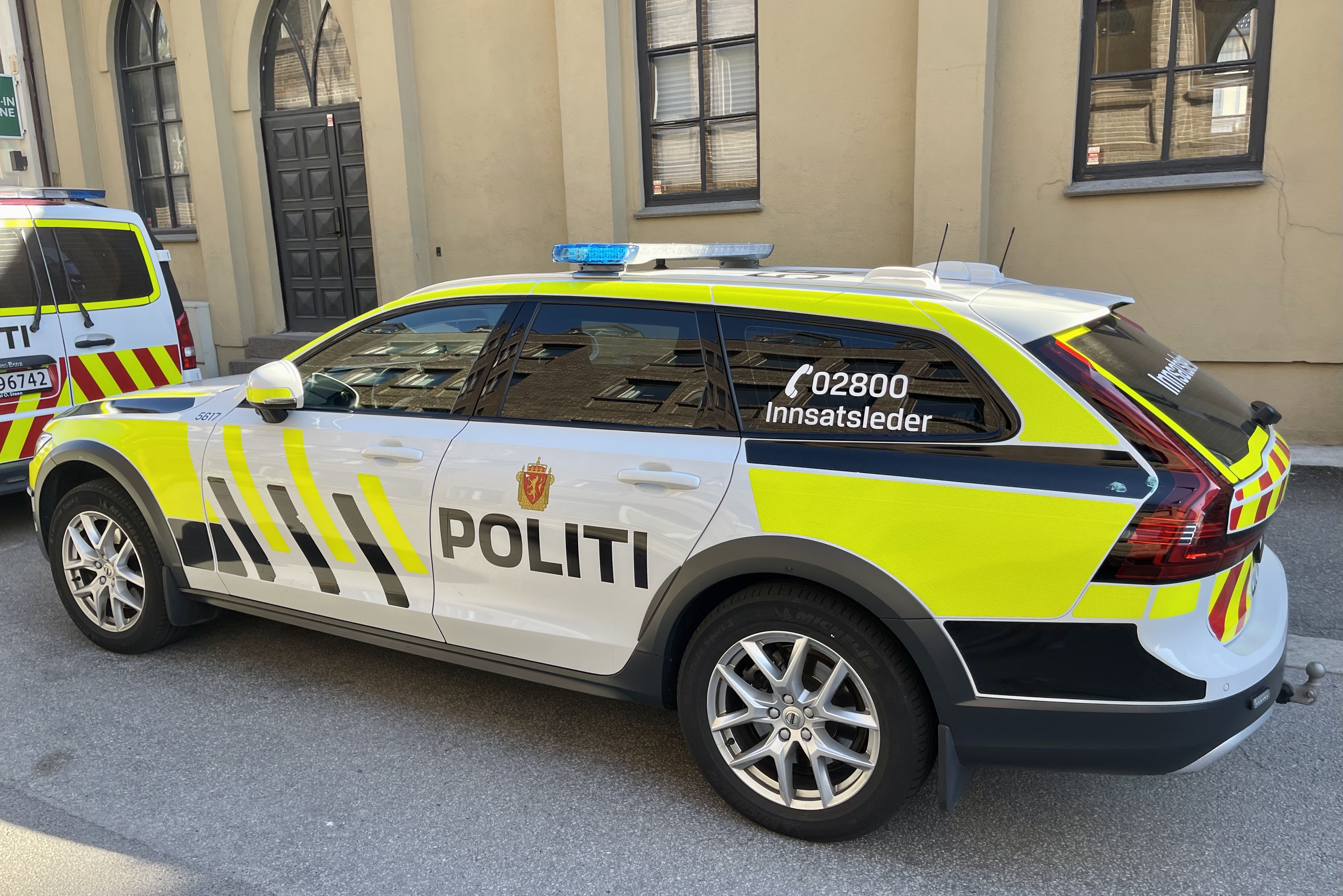 Norsk politibil parkert utenfor politistasjonen i Tønsberg
