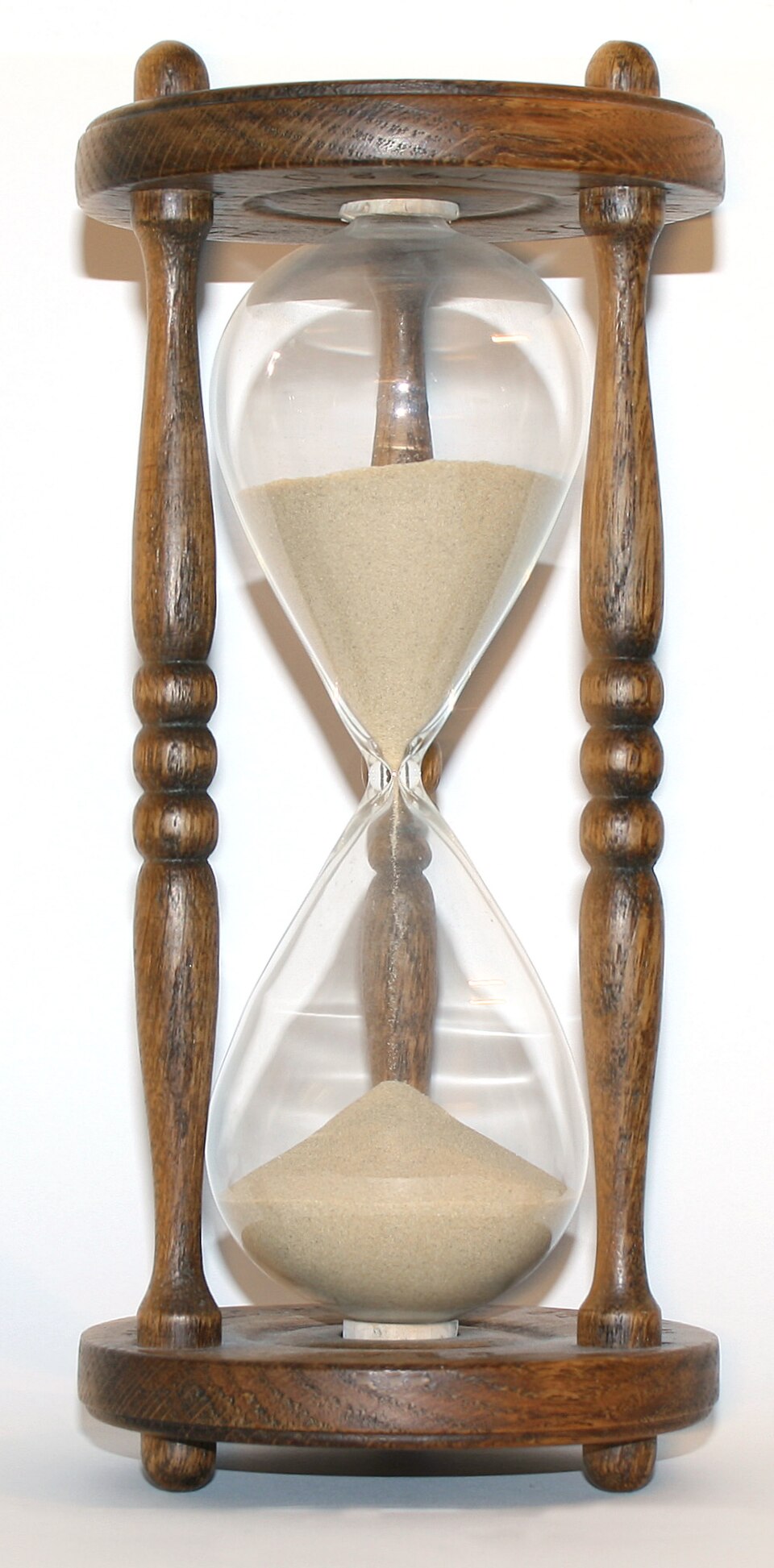 Timeglass i tre — illustrasjon av at tiden løper ut
