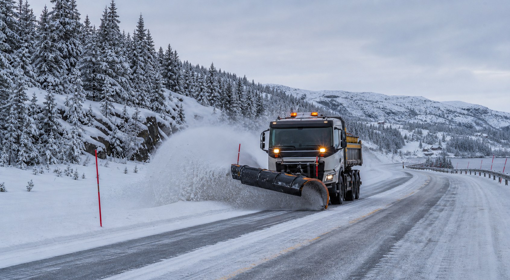 Brøytebil som rydder en vintervei i et norsk fjellandskap