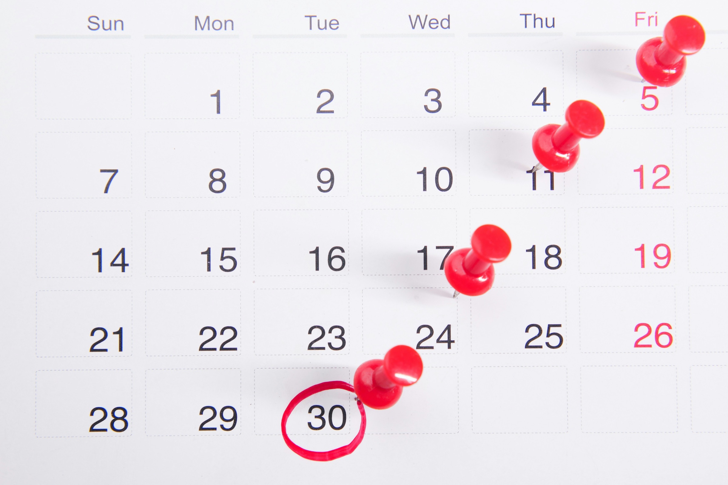 Kalender med markerte datoer som illustrerer tidspunktet for oppfyllelse av krav